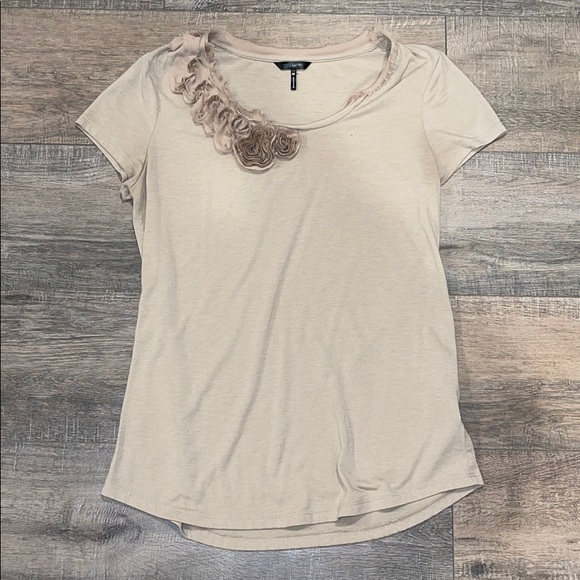 Daisy Fuentes Tops - 🍂 3/$15 🍂 Daisy Fuentes Tan Floral T shirt Top